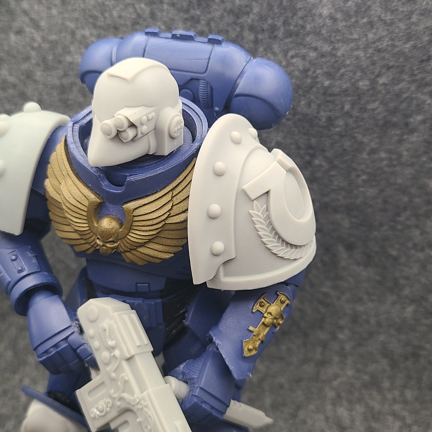 Ultramarines MK III Shoulder Pad with Laurel Wreath Full Studded Ridge for McFarlane Toys Space Marines