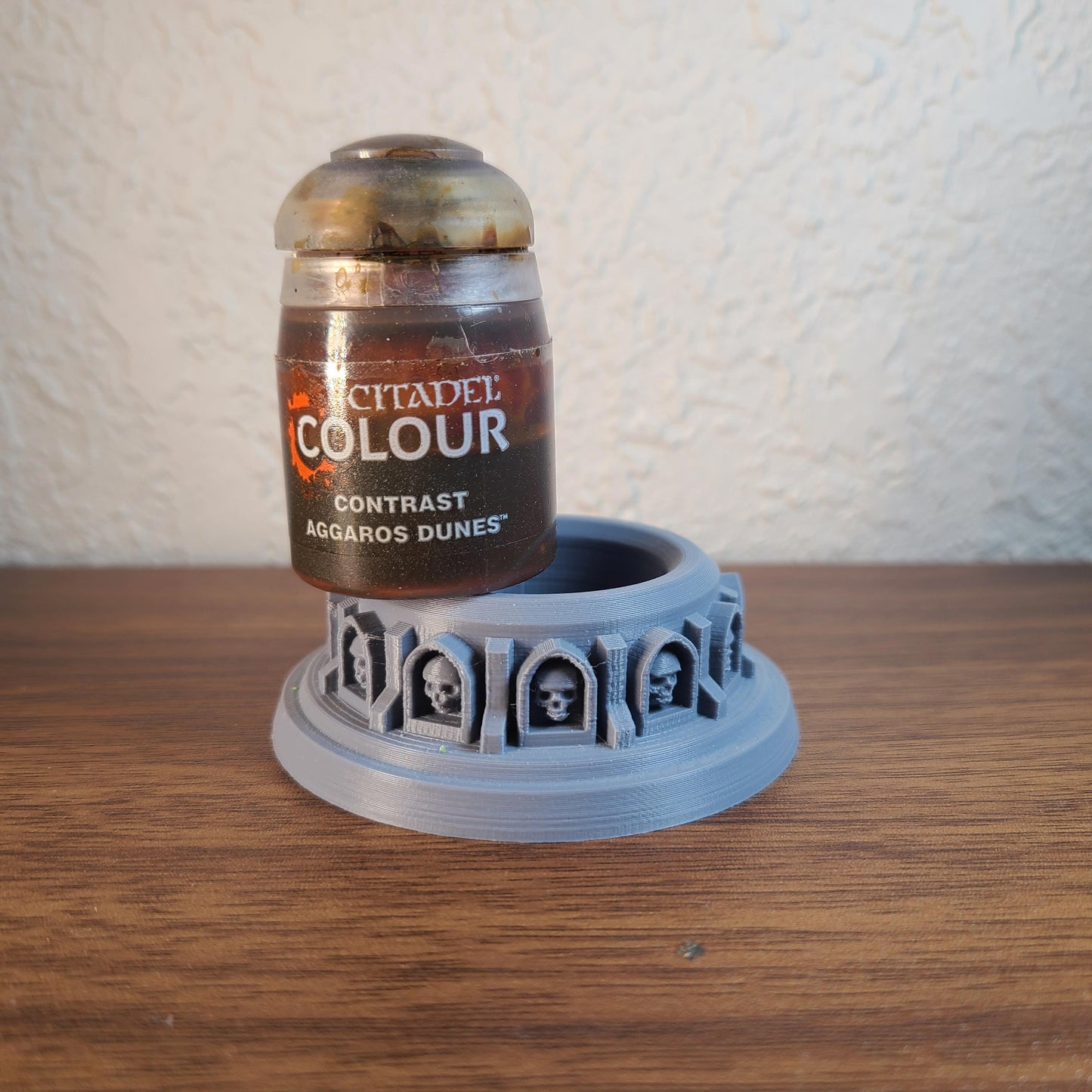 Inquisition Skulls Paint Pot Holder Grey with Citadel Aggaros Dunes Contrast Paint