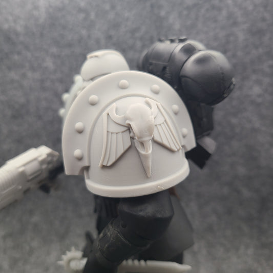 Raven Guard Legion Shrike Shoulder Pad MK III with Raven Skull Ver 11 for McFarlane Toys Loyalist Marine Action Figures