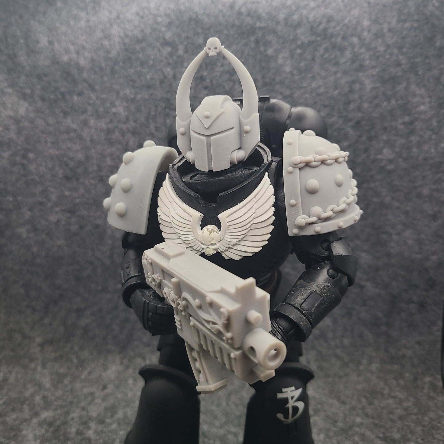Battle Brother MKVII Shoulder Pad with Chains and Molecular Bonding Studs for McFarlane Toys Space Marine Action Figures