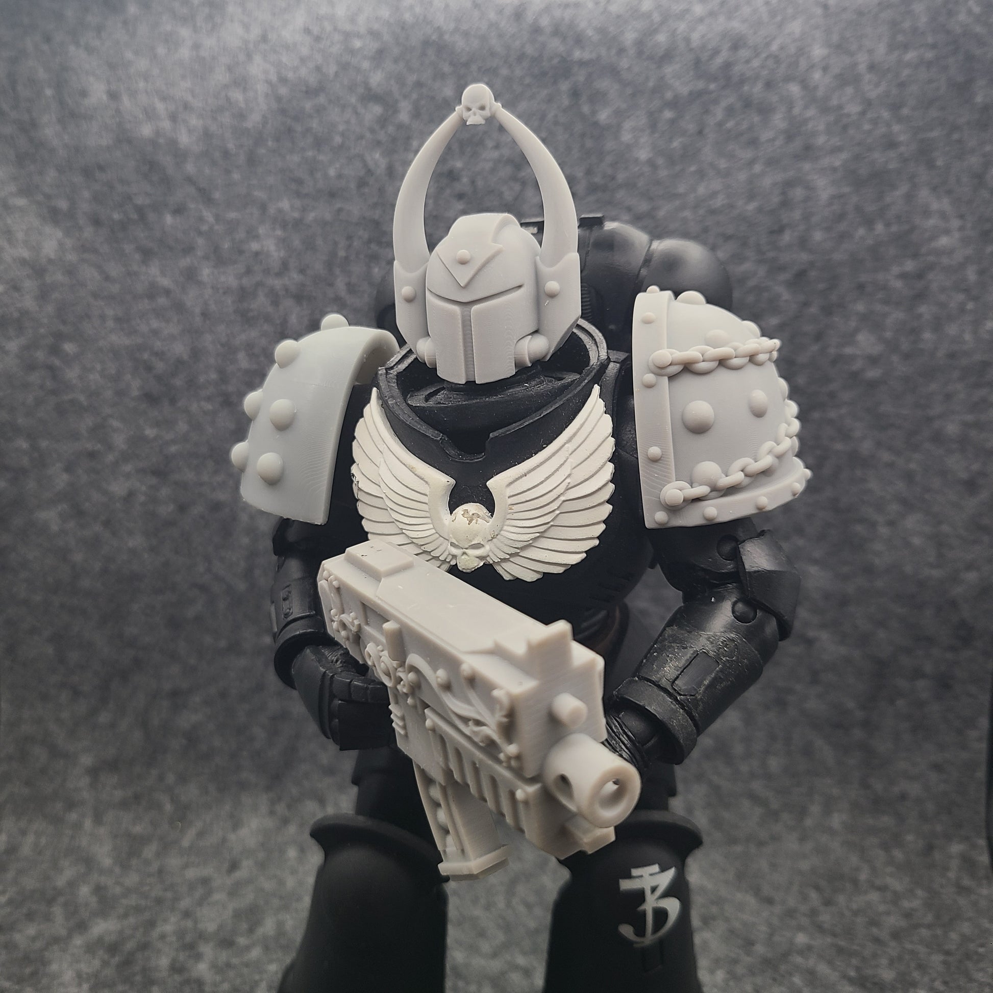 Battle Brother MKVII Shoulder Pad with Chains and Molecular Bonding Studs for McFarlane Toys Space Marine Action Figures
