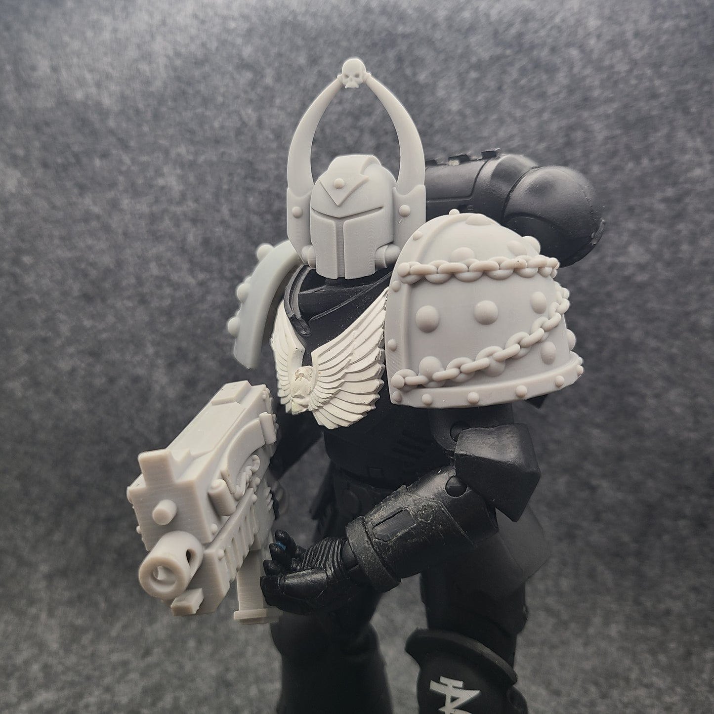 Battle Brother MKVII Shoulder Pad with Chains and Molecular Bonding Studs for McFarlane Toys Space Marine Action Figures