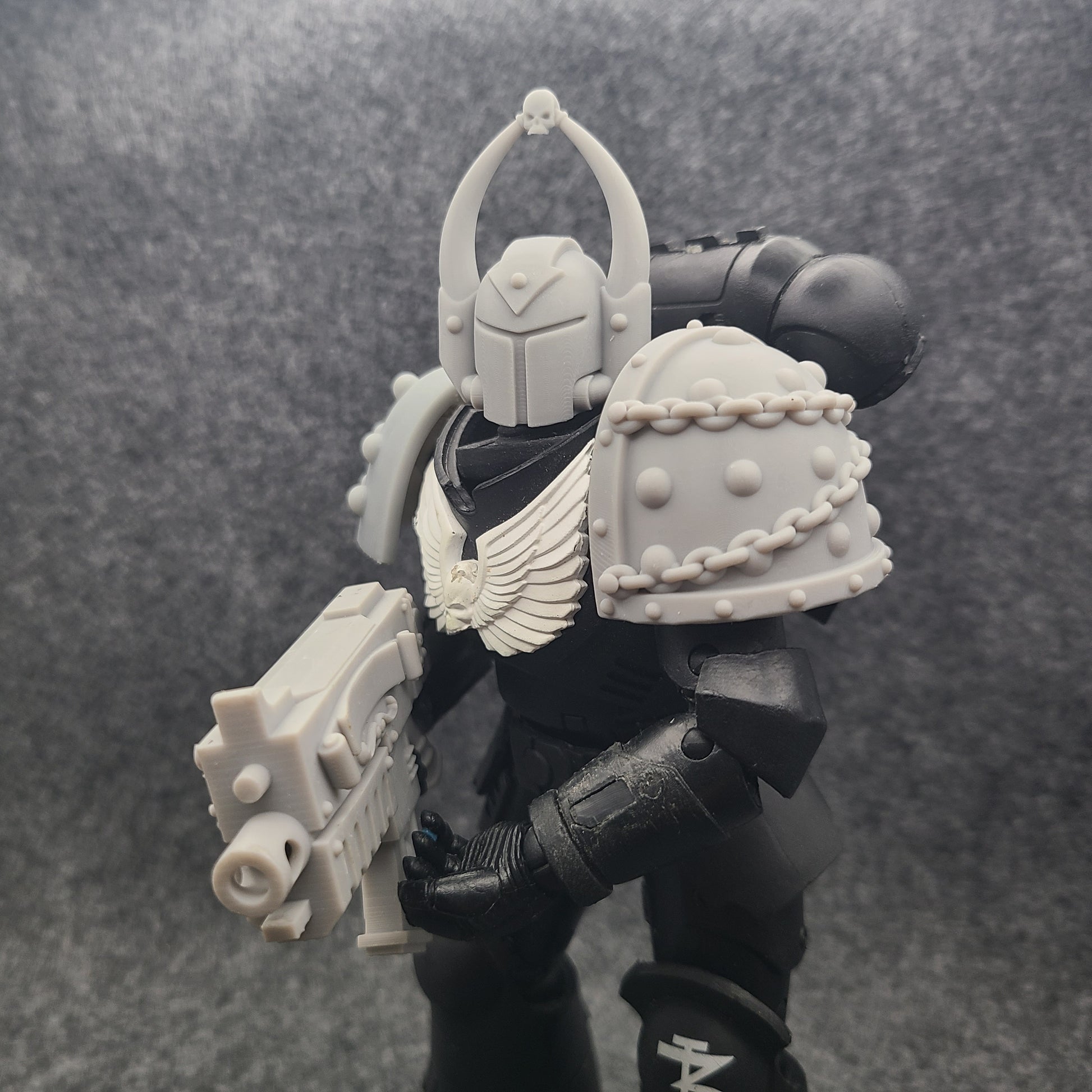 Battle Brother MKVII Shoulder Pad with Chains and Molecular Bonding Studs for McFarlane Toys Space Marine Action Figures