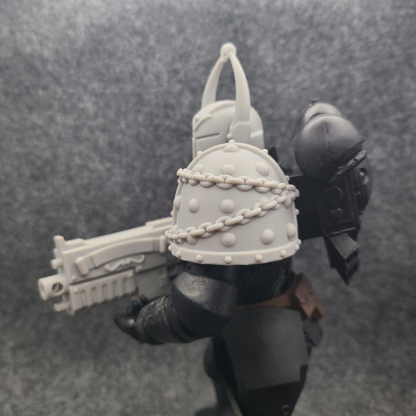 Battle Brother MKVII Shoulder Pad with Chains and Molecular Bonding Studs for McFarlane Toys Space Marine Action Figures