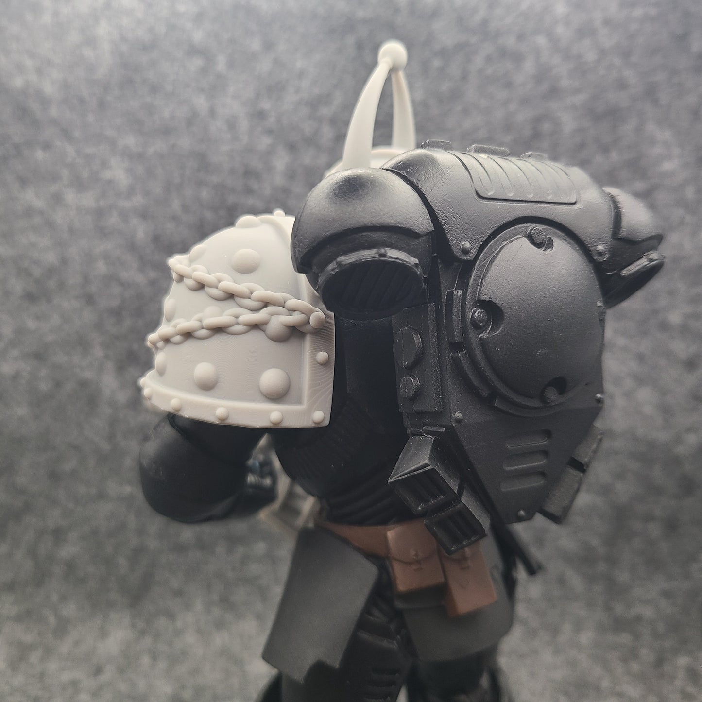 Battle Brother MKVII Shoulder Pad with Chains and Molecular Bonding Studs for McFarlane Toys Space Marine Action Figures