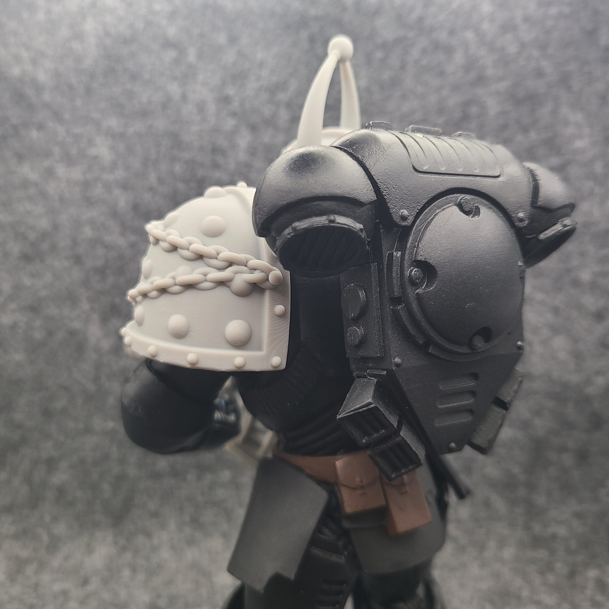 Battle Brother MKVII Shoulder Pad with Chains and Molecular Bonding Studs for McFarlane Toys Space Marine Action Figures