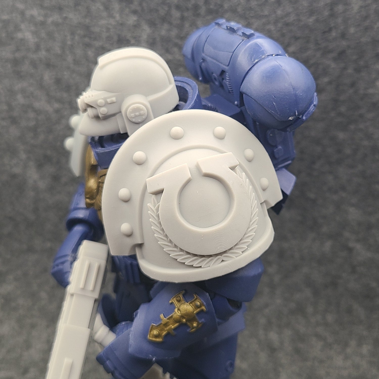 Ultramarines MK III Shoulder Pad with Laurel Wreath Full Studded Ridge for McFarlane Toys Space Marines