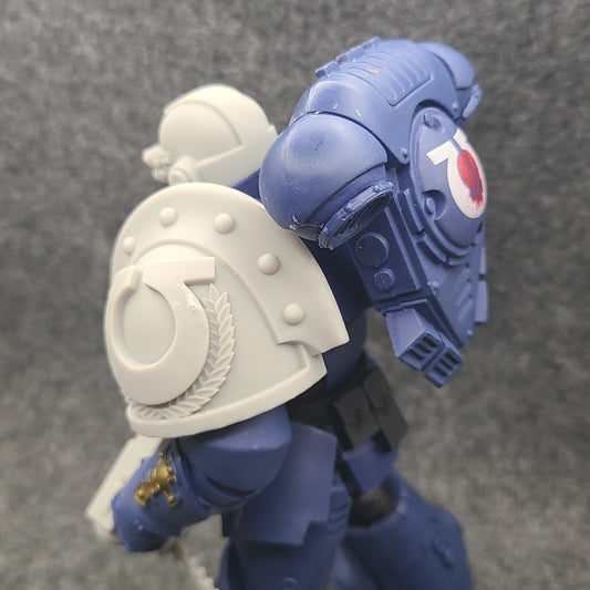 Ultramarines MK III Shoulder Pad with Laurel Wreath Full Studded Ridge for McFarlane Toys Space Marines